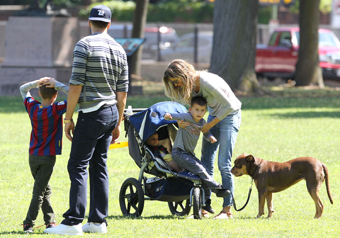 Gisele Bündchen se diverte com a família em parque de Boston