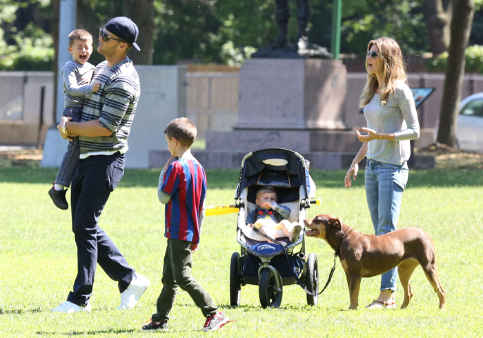 Gisele Bündchen se diverte com a família em parque de Boston