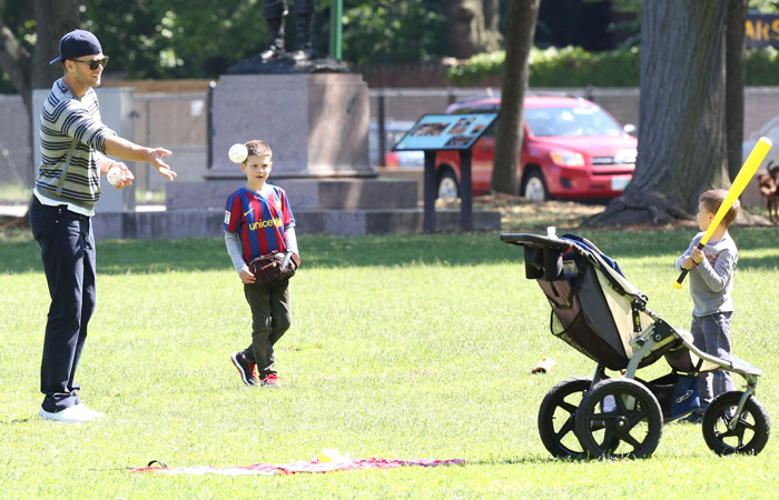 Gisele Bündchen se diverte com a família em parque de Boston