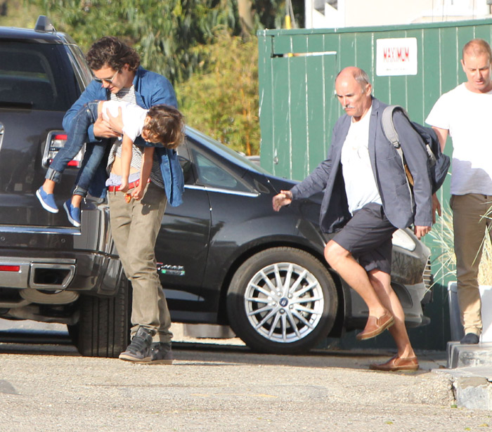 Orlando Bloom passeia com o filho por Malibu