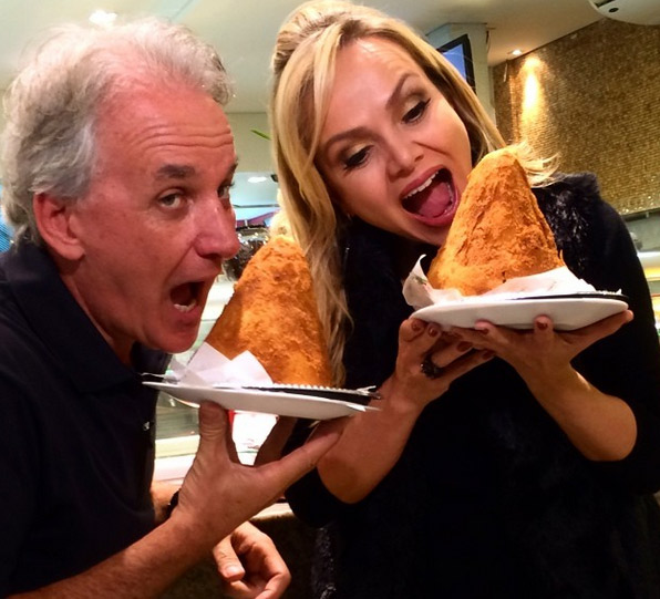 Eliana e Otávio Mesquita experimentam coxinha gigante em São Paulo