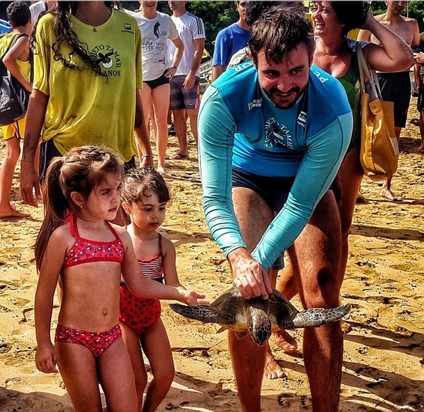 Max Fercondini participa de projeto para proteger a fauna nas praias de Fernando de Noronha