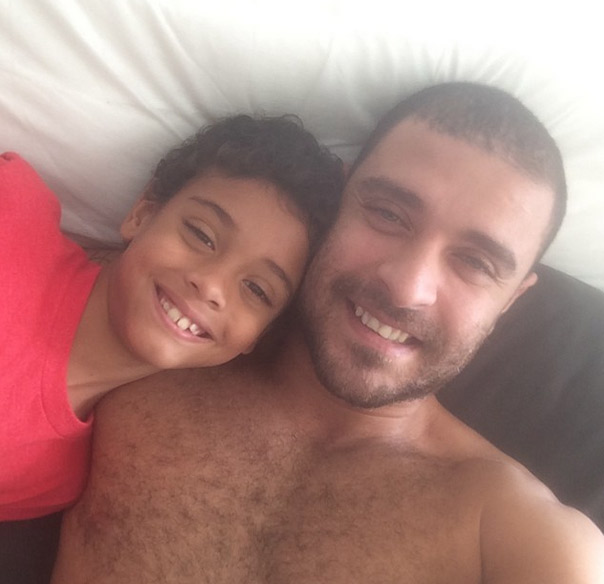 Diogo Nogueira assiste ao jogo de Portugal com o filho
