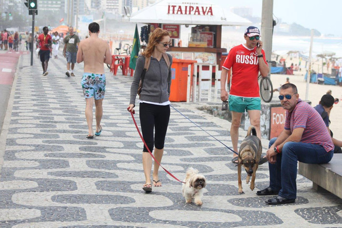 Em dia de folga, Laila Zaid caminha pela orla carioca