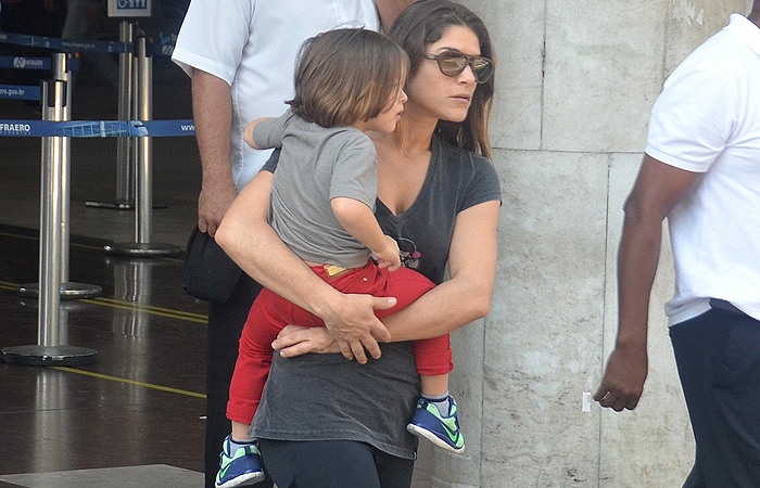 Priscila Fantin chega ao Rio de Janeiro com o filho no colo