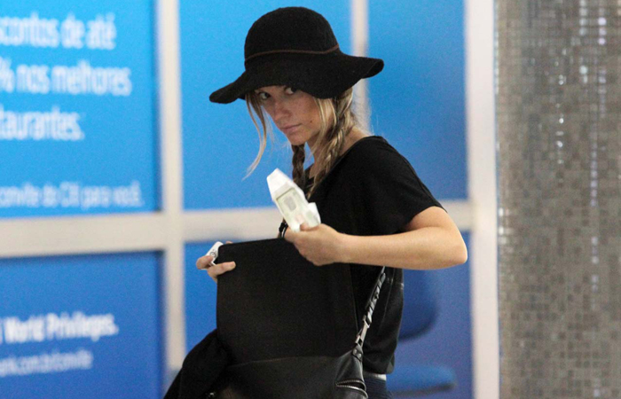 Juliana Didone faz check in em aeroporto paulista