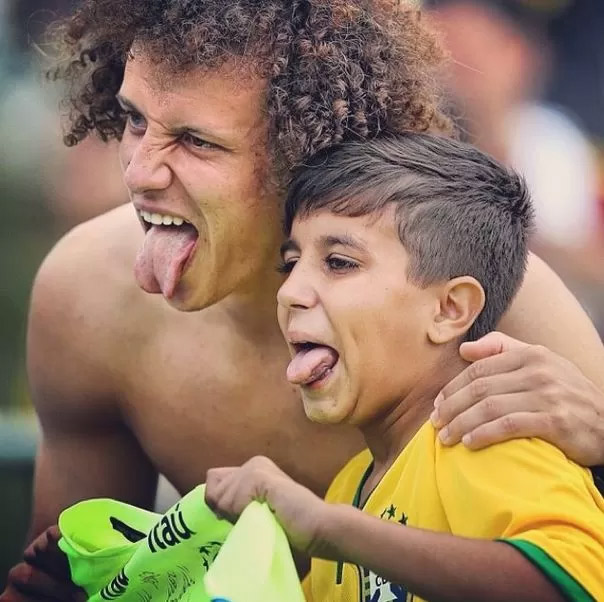 David Luiz presta homenagem ao menino que invadiu o treino da seleção