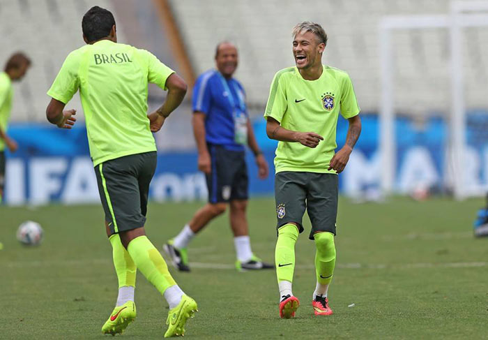 Loiríssimos, Neymar e Daniel Alves se preparam para jogo do Brasil