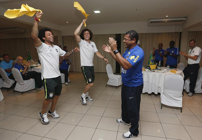 Marcelo e David Luiz festejam aniversário de roupeiro da Seleção
