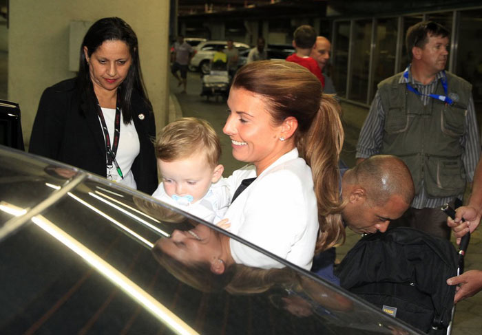 Mulher e filhos de Wayne Rooney, craque da Inglaterra, desembarcam no Rio de Janeiro