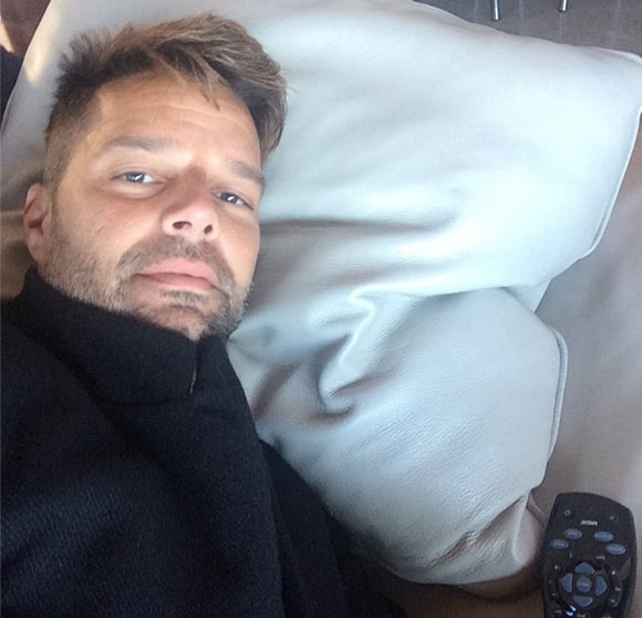 Ricky Martin posta foto deitado na cama após chegada à Austrália