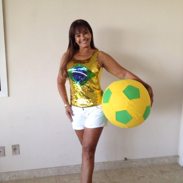 Na torcida, Solange Couto exibe boa forma antes do jogo do Brasil
