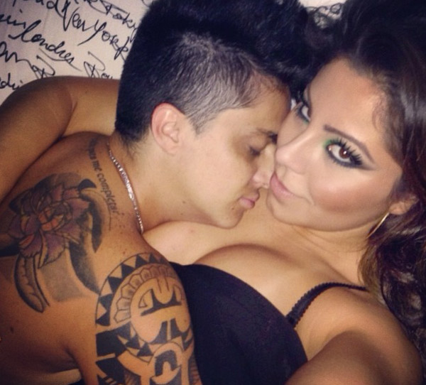 Thammy Miranda dorme agarrada a Andressa Ferreira: ‘Bebê mais dengoso do mundo’