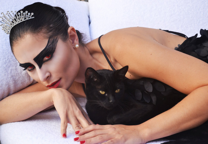 Franciely Freduzeski posa ao estilo Cisne Negro e comenta maquiagem de nova peça