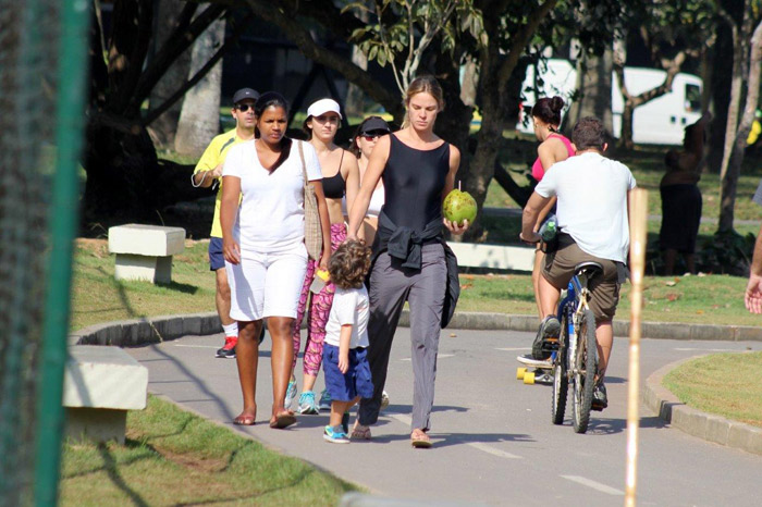 Letícia Birkheuer leva o filho para brincar na Lagoa Rodrigo de Freitas