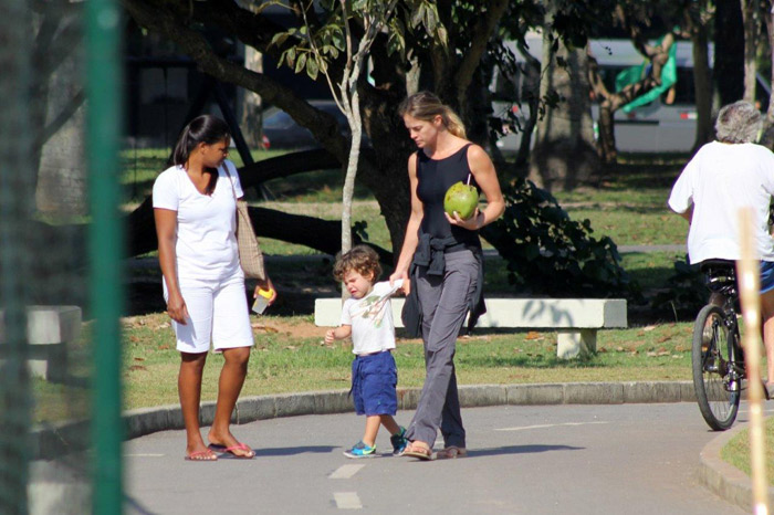 Letícia Birkheuer leva o filho para brincar na Lagoa Rodrigo de Freitas