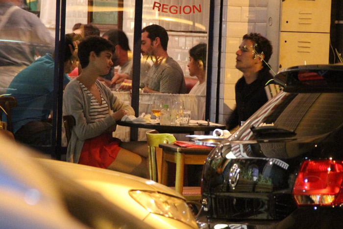 Daniel de Oliveira e Sophie Charlotte jantam juntos no Rio