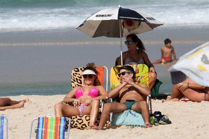 Laura Keller curte tarde na praia com amigo