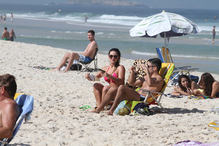 Laura Keller curte tarde na praia com amigo