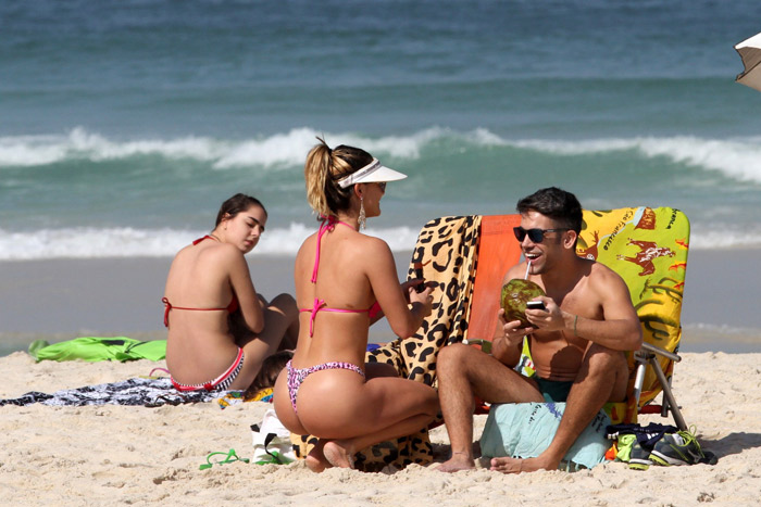 Laura Keller curte tarde na praia com amigo