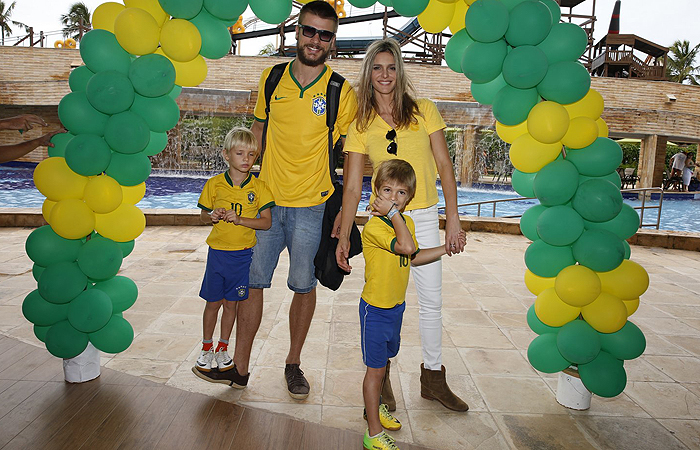 Fernanda Lima e Rodrigo Hilbert curtem coquetel antes do jogo do Brasil