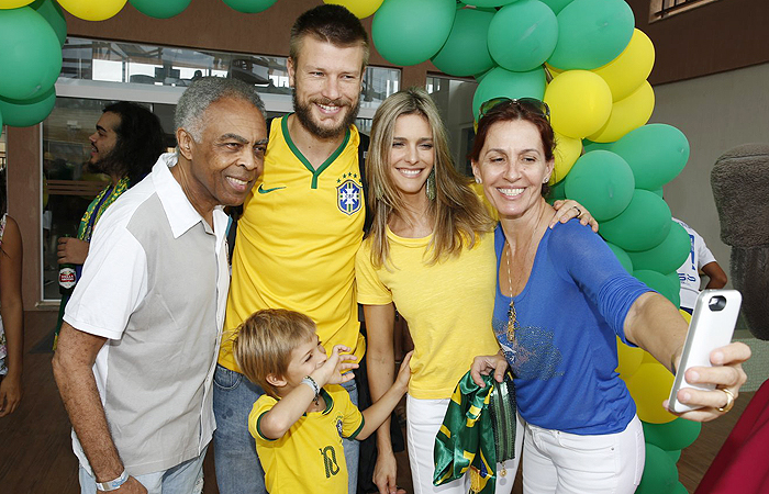 Fernanda Lima e Rodrigo Hilbert curtem coquetel antes do jogo do Brasil