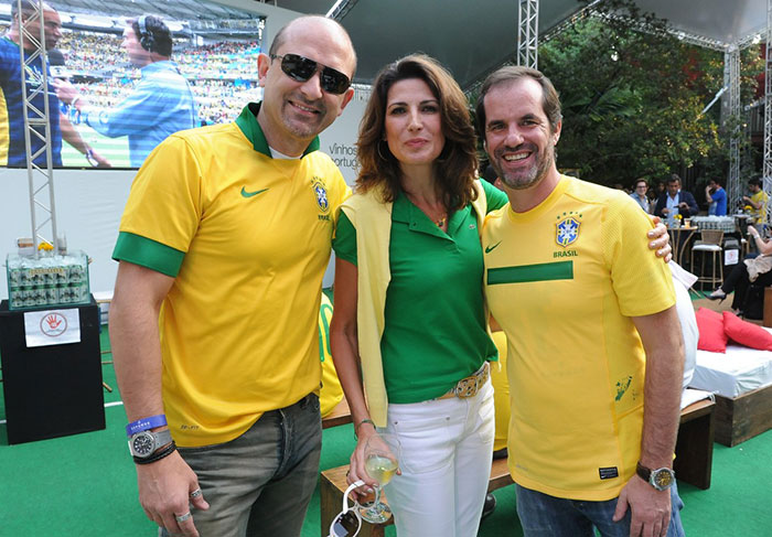 Mariana Weickert e outros famosos assistem jogo do Brasil no Consulado de Portugal