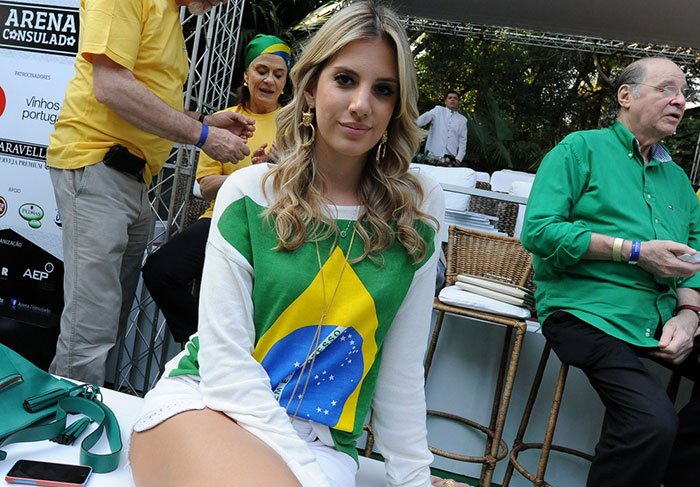 Mariana Weickert e outros famosos assistem jogo do Brasil no Consulado de Portugal
