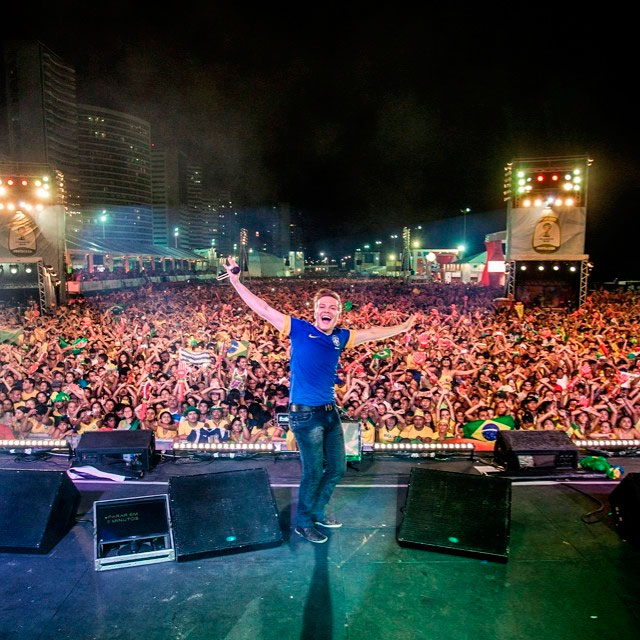 Michel Teló agradece plateia do Fifa Fan Fest em Fortaleza