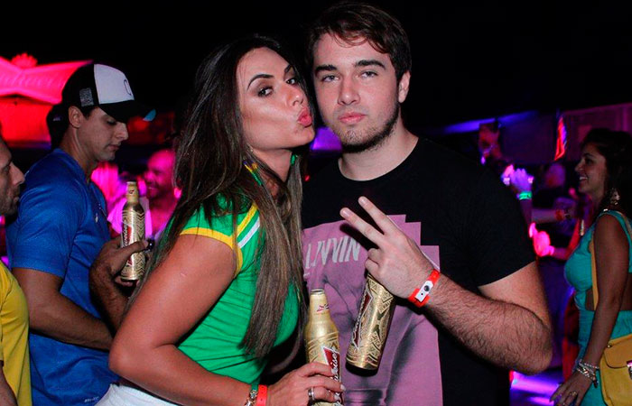 Nicole Bahls encontra Olin Batista em festa do Hotel Budweiser