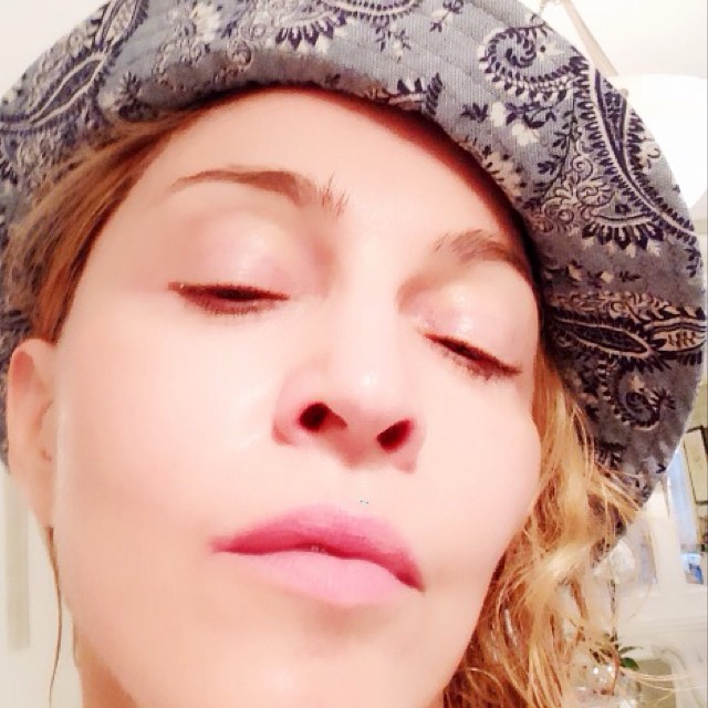 Madonna aparece com máscara rejuvenescedora