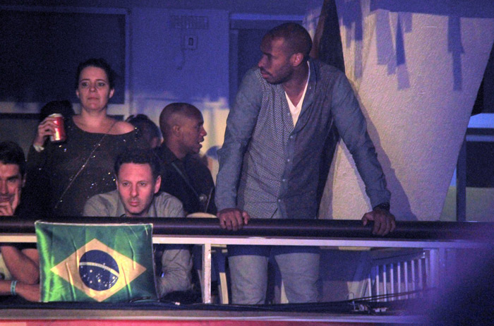 Thierry Henry, ex-jogador da França, curte balada carioca com amigos