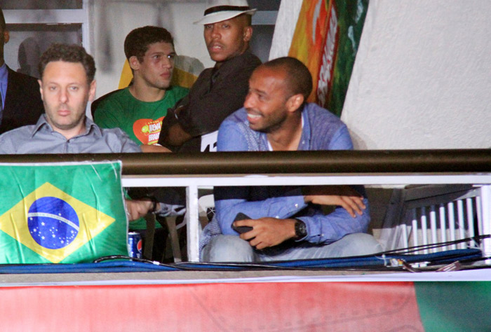 Thierry Henry, ex-jogador da França, curte balada carioca com amigos
