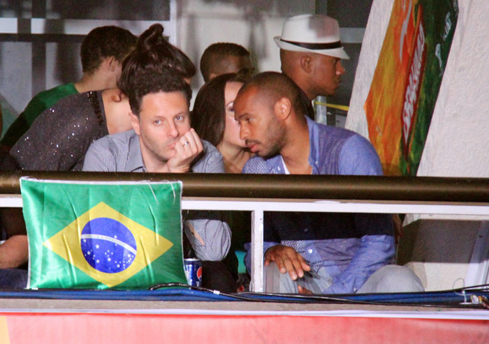 Thierry Henry, ex-jogador da França, curte balada carioca com amigos