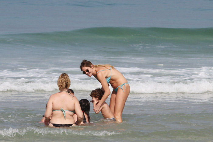 Letícia Birkheuer se diverte com o filho na Praia do Pepê