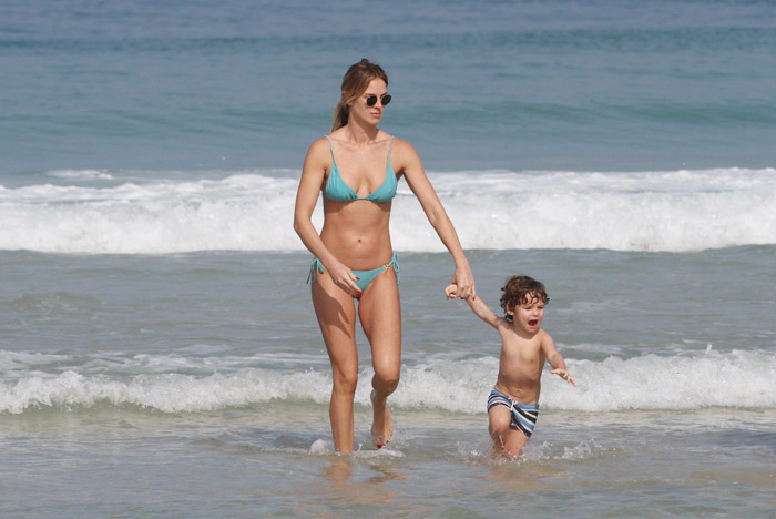 Letícia Birkheuer se diverte com o filho na Praia do Pepê