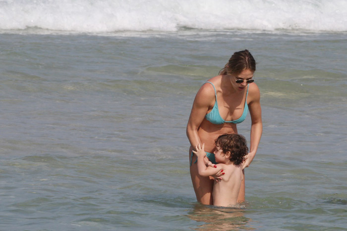 Letícia Birkheuer se diverte com o filho na Praia do Pepê