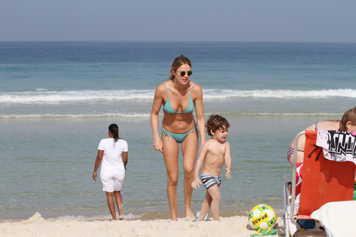 Letícia Birkheuer se diverte com o filho na Praia do Pepê