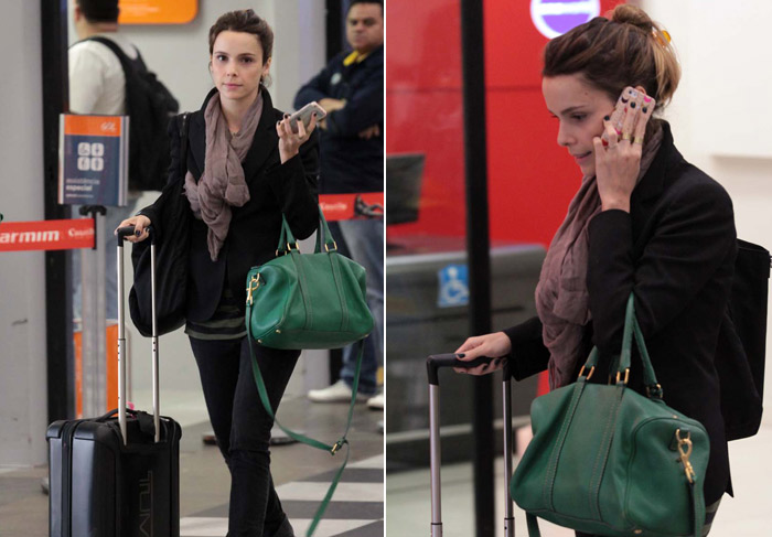 Débora Falabella fala ao celular enquanto circula por aeroporto de São Paulo