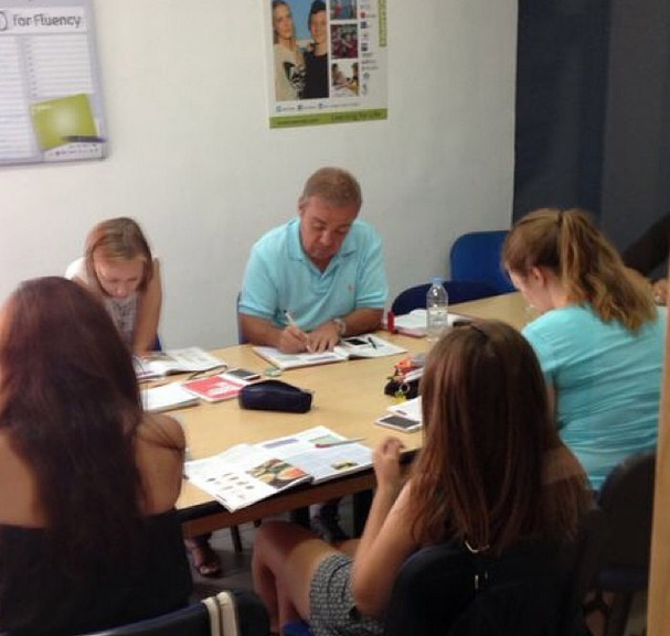 Gugu faz prova de inglês em seu curso