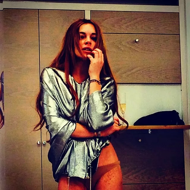 Lindsay Lohan msotra seu lado sensual nas redes sociais