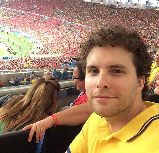 Thiago Fragoso curte jogo entre Espanha e Chile no Maracanã