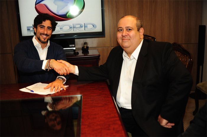 Marcos Mion renova contrato com a Record