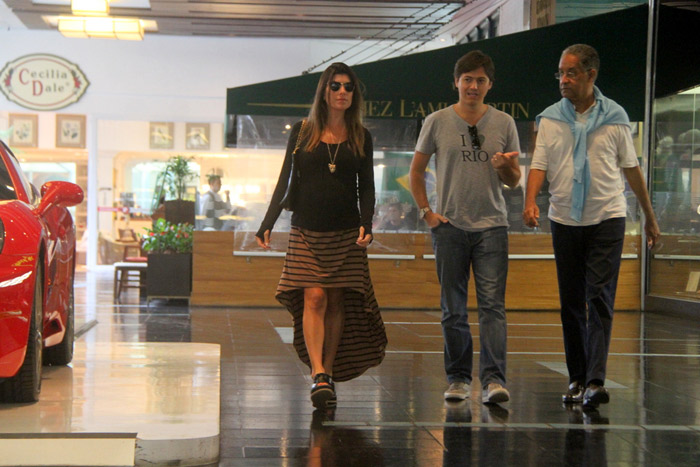 Joana Balaguer exibe barriguinha em passeio no shopping