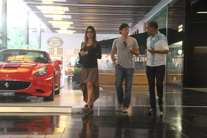 Joana Balaguer exibe barriguinha em passeio no shopping