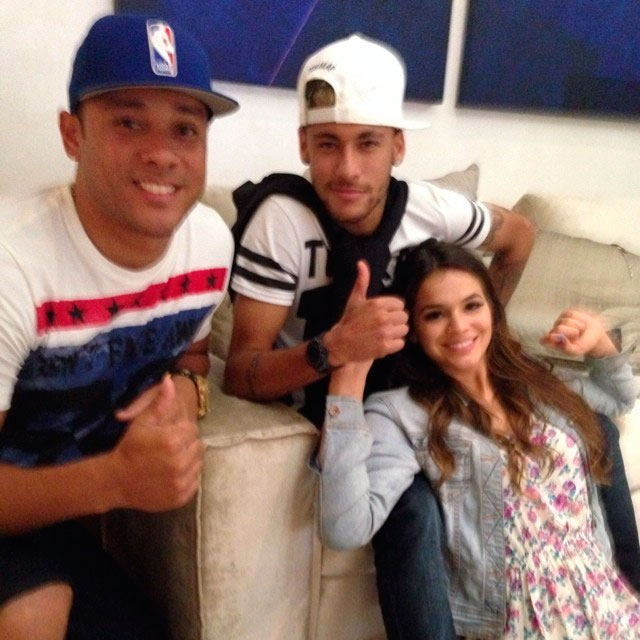   Neymar curte folga com Bruna Marquezine, Thiago Silva e amigos