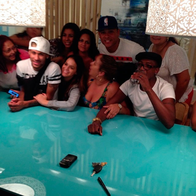   Neymar curte folga com Bruna Marquezine, Thiago Silva e amigos