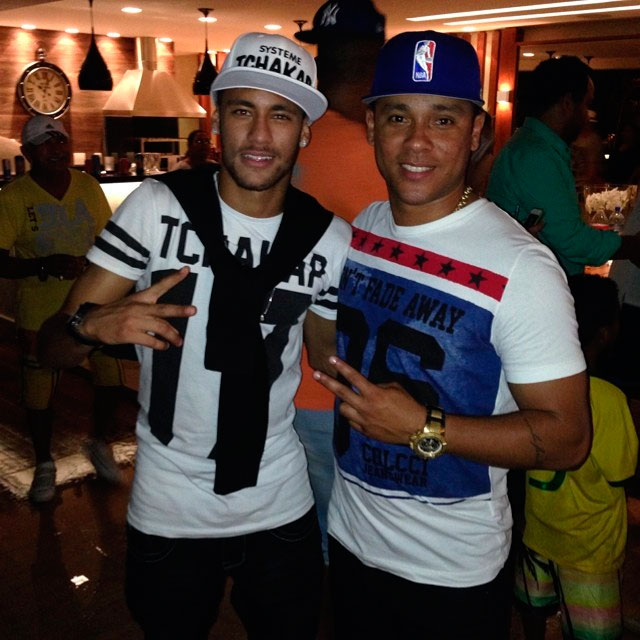   Neymar curte folga com Bruna Marquezine, Thiago Silva e amigos