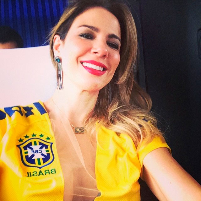 Luciana Gimenez assiste ao jogo entre Uruguai e Inglaterra em São Paulo