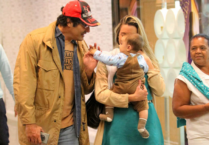 Luciano Szafir passeia com a namorada e o filho em shopping do Rio